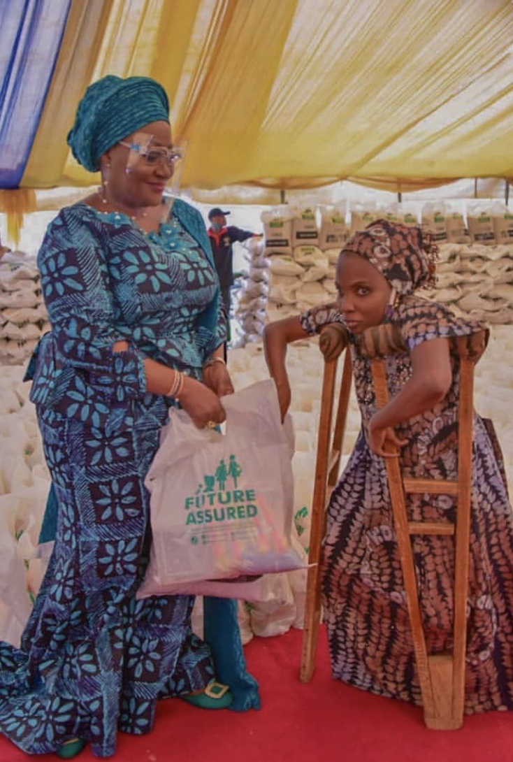 64CE0918 9E2E 477E 990F D70BB19EAB24 d6e6bdd743cf5dd65358663ed5655ea8 - COVID-19: Osun State Governor's Wife distributes palliatives