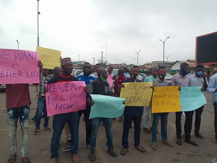 9CA834CE E669 46AC 9B55 2F12EED16A38 c40ae16a7e639dbf1d076fcc24897e0f - Happening Now: Protests hit Osun over hike In electricity tariff, fuel price (Photos)