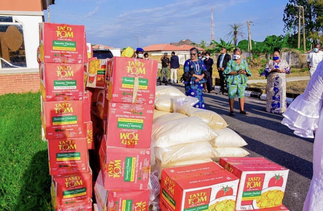 C61E8AE8 F423 4D75 BA33 D92F65848C84 171aa4ebd41cba5326eea9791094c0c3 - COVID-19: Osun State Governor's Wife distributes palliatives