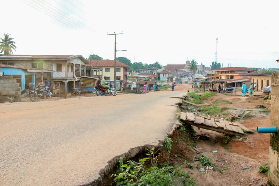 D97AB98B 6EE1 4831 A9A0 D06B50F9A09E e36785acebe18334ab2e0b18958fc15d - Gov. Oyetola awards reconstruction of Ejigbo, Agba township roads